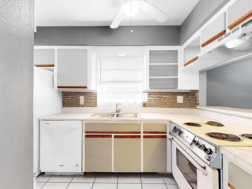 待售: $185,000 (2 贝兹, 2 浴室, 991 平方英尺)