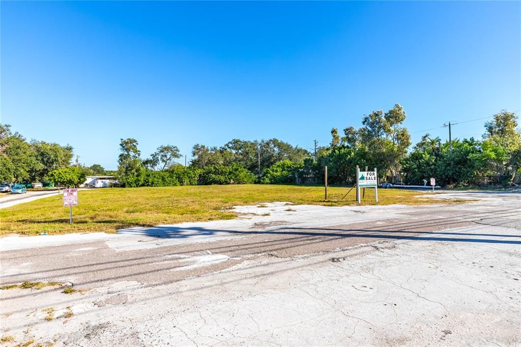 For Sale: $1,100,000 (1.05 acres)