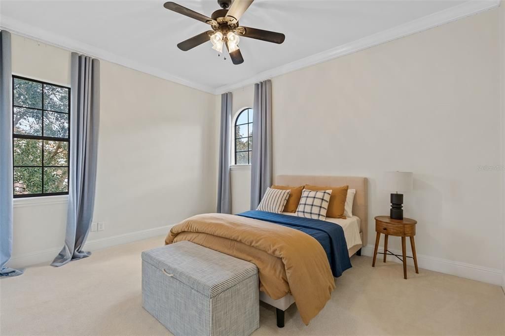 出租: $15,000 (5 贝兹, 5 浴室, 5339 平方英尺)