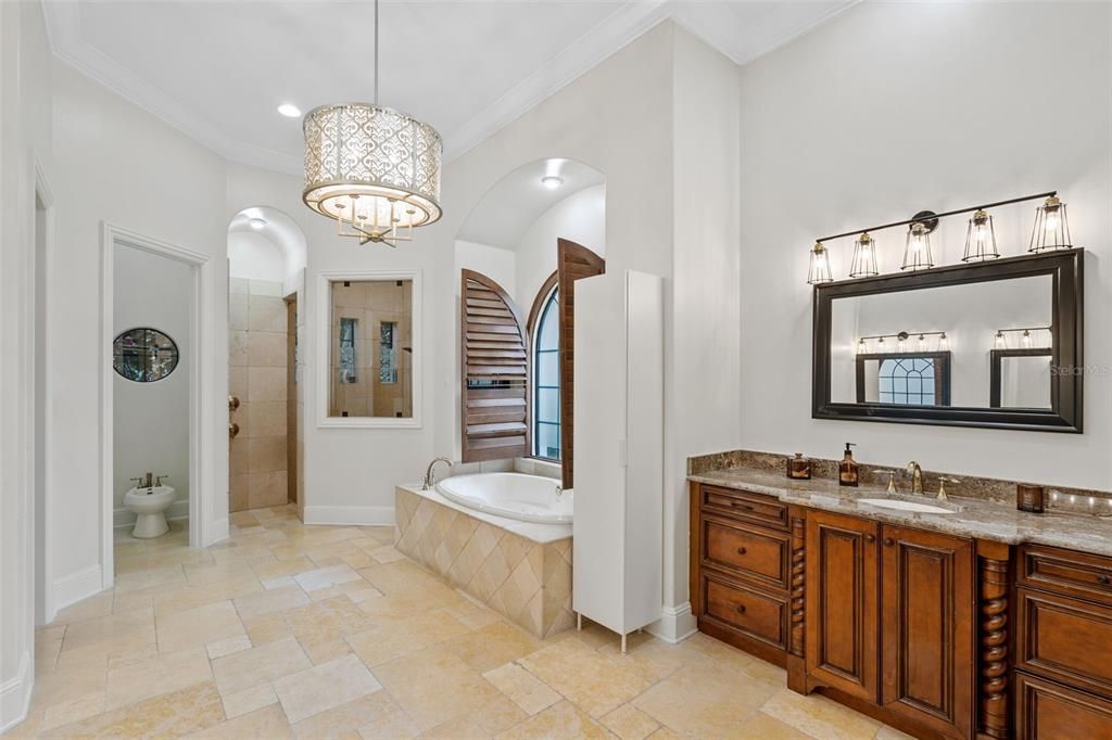 出租: $15,000 (5 贝兹, 5 浴室, 5339 平方英尺)