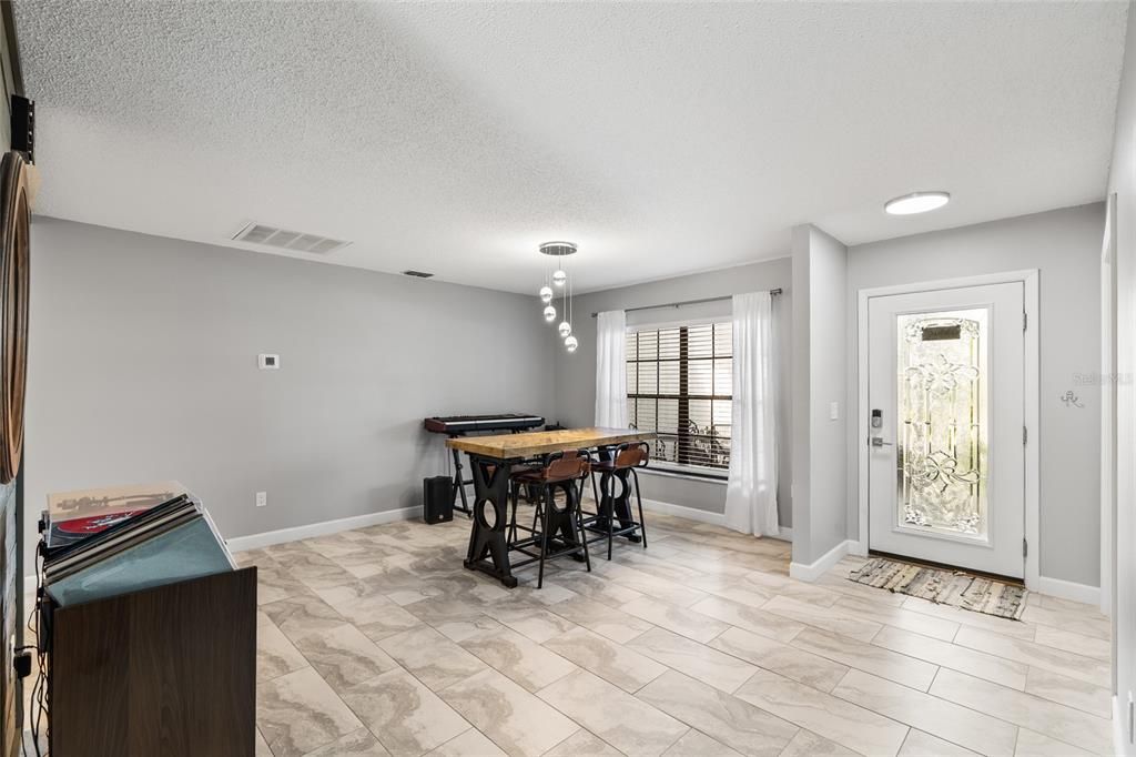 合同活跃: $524,900 (4 贝兹, 2 浴室, 1927 平方英尺)