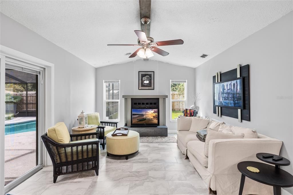 合同活跃: $524,900 (4 贝兹, 2 浴室, 1927 平方英尺)