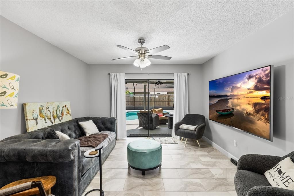 合同活跃: $524,900 (4 贝兹, 2 浴室, 1927 平方英尺)