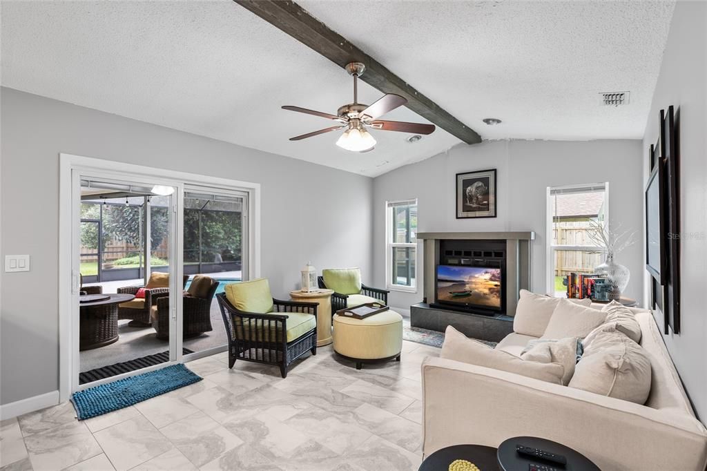 合同活跃: $524,900 (4 贝兹, 2 浴室, 1927 平方英尺)