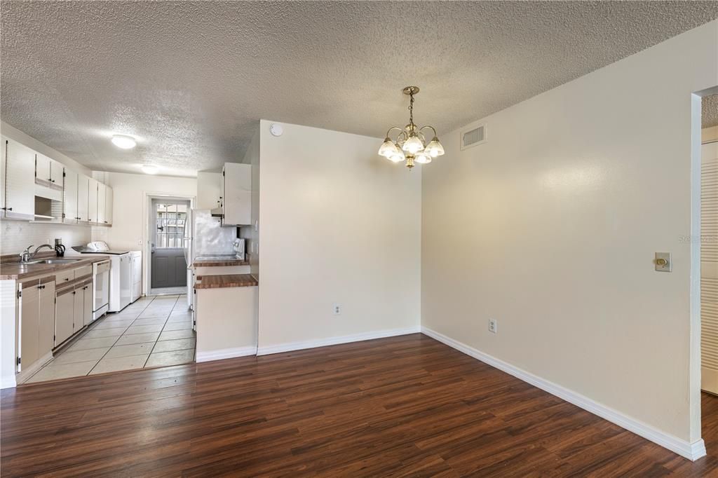 For Sale: $145,000 (3 beds, 2 baths, 1140 Square Feet)