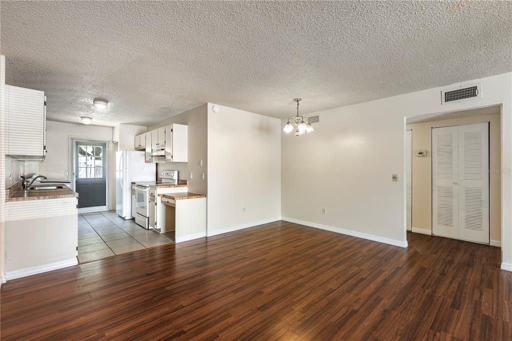 For Sale: $145,000 (3 beds, 2 baths, 1140 Square Feet)