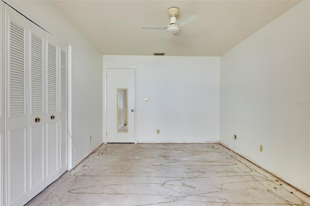 Под контрактом: $85,000 (2 спален, 1 ванн, 1180 Квадратных фут)