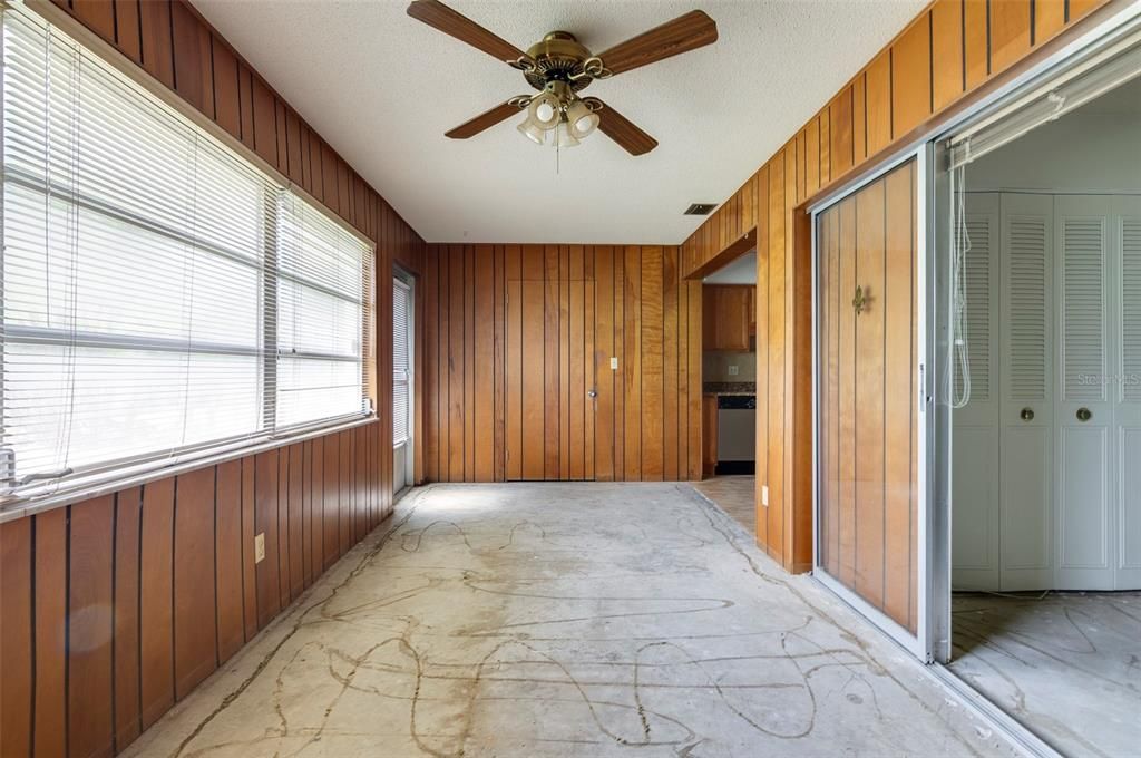 Под контрактом: $85,000 (2 спален, 1 ванн, 1180 Квадратных фут)