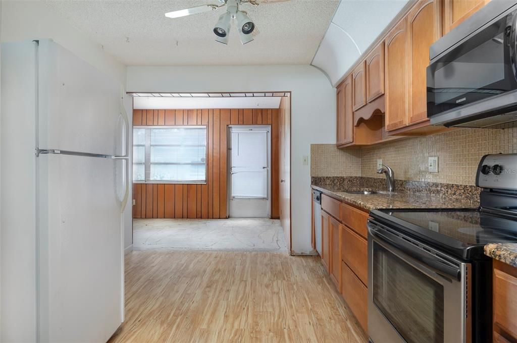 Под контрактом: $85,000 (2 спален, 1 ванн, 1180 Квадратных фут)