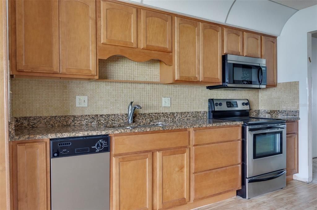 Под контрактом: $85,000 (2 спален, 1 ванн, 1180 Квадратных фут)