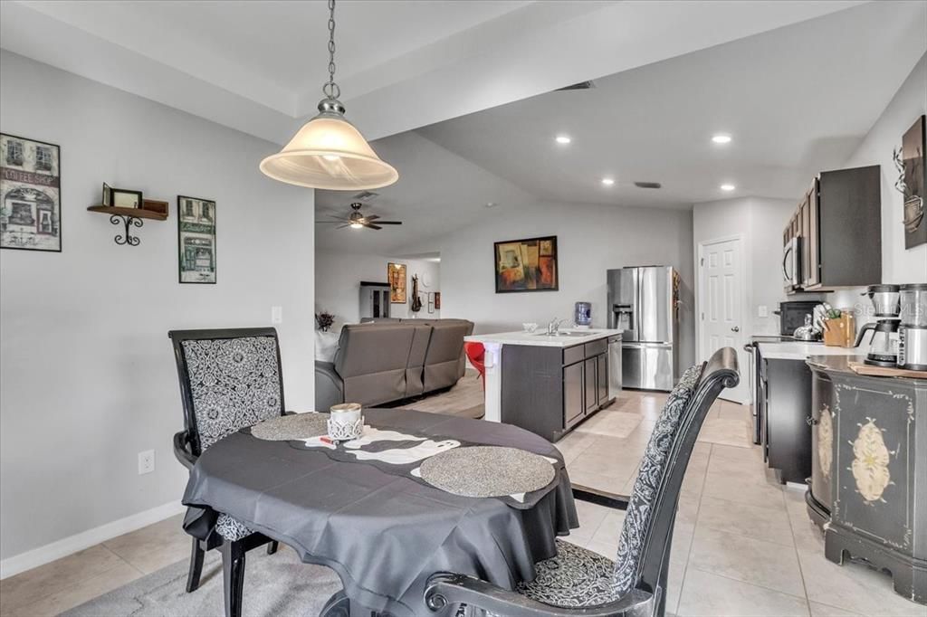 待售: $317,000 (4 贝兹, 2 浴室, 1809 平方英尺)