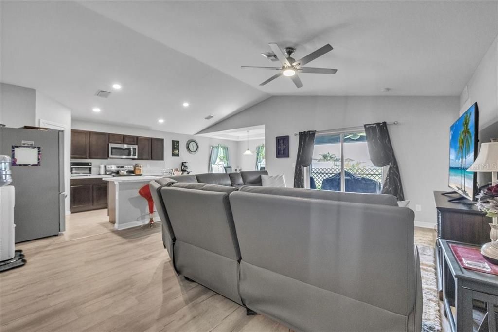 待售: $317,000 (4 贝兹, 2 浴室, 1809 平方英尺)