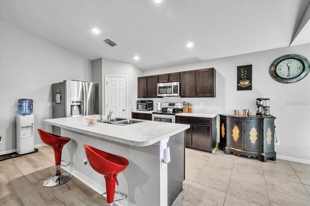 待售: $317,000 (4 贝兹, 2 浴室, 1809 平方英尺)