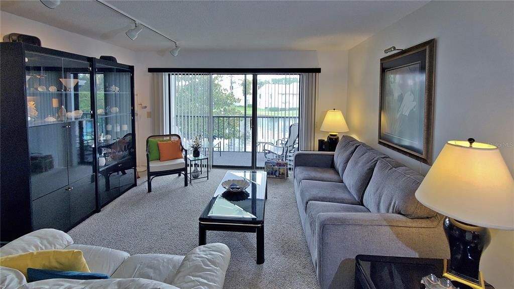 For Sale: $189,900 (2 beds, 2 baths, 975 Square Feet)