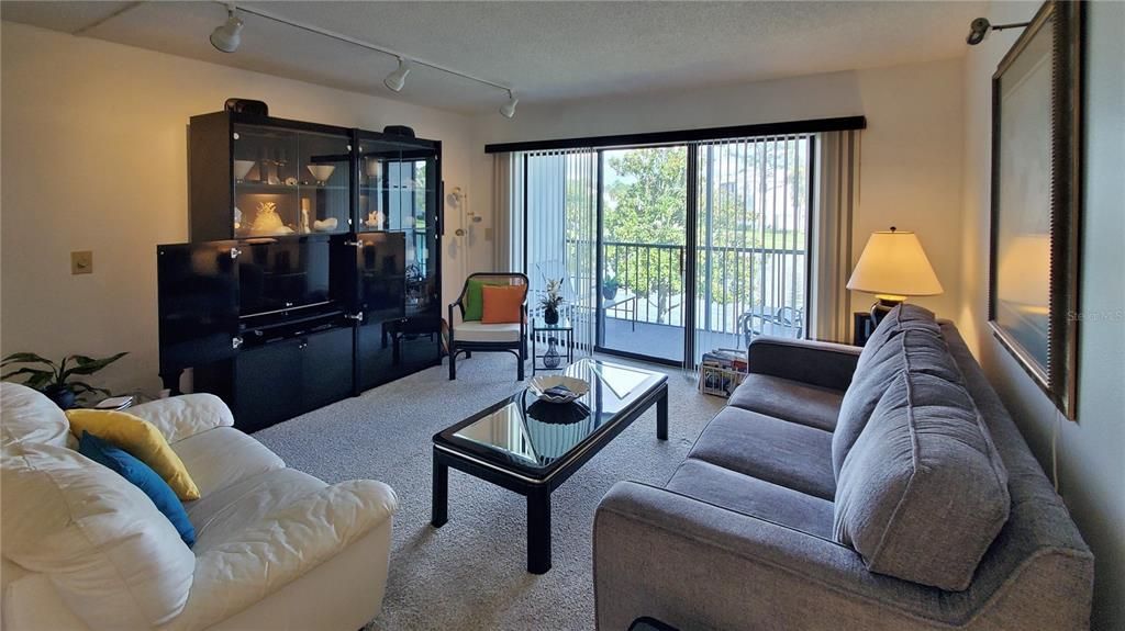 For Sale: $189,900 (2 beds, 2 baths, 975 Square Feet)