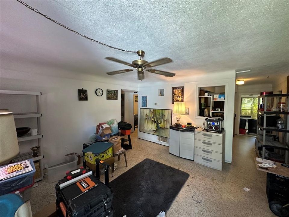 Под контрактом: $150,000 (2 спален, 1 ванн, 728 Квадратных фут)