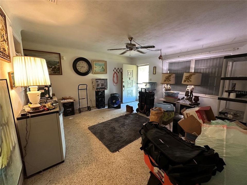 Под контрактом: $150,000 (2 спален, 1 ванн, 728 Квадратных фут)