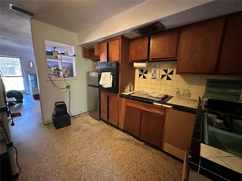 Под контрактом: $150,000 (2 спален, 1 ванн, 728 Квадратных фут)