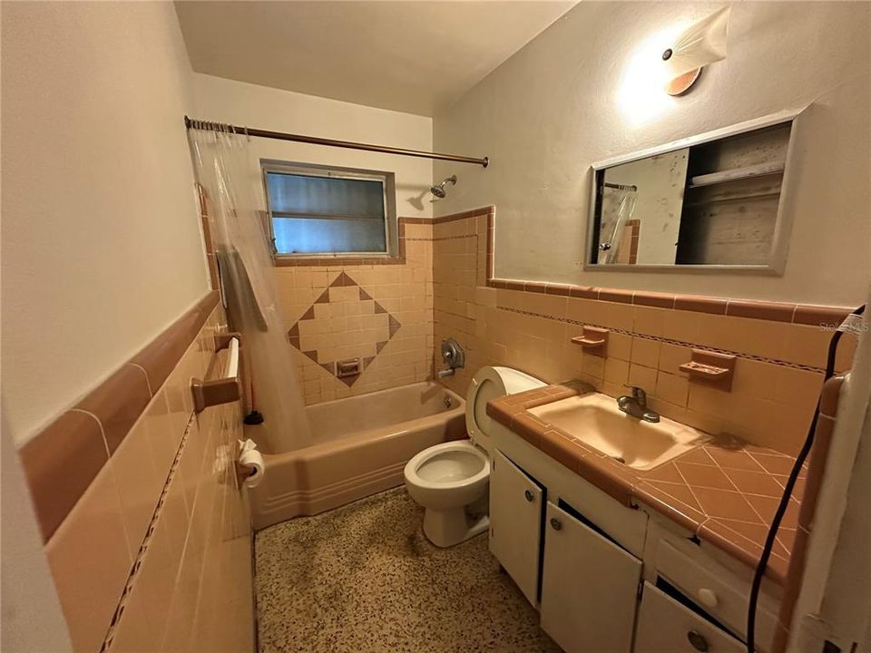 Под контрактом: $150,000 (2 спален, 1 ванн, 728 Квадратных фут)