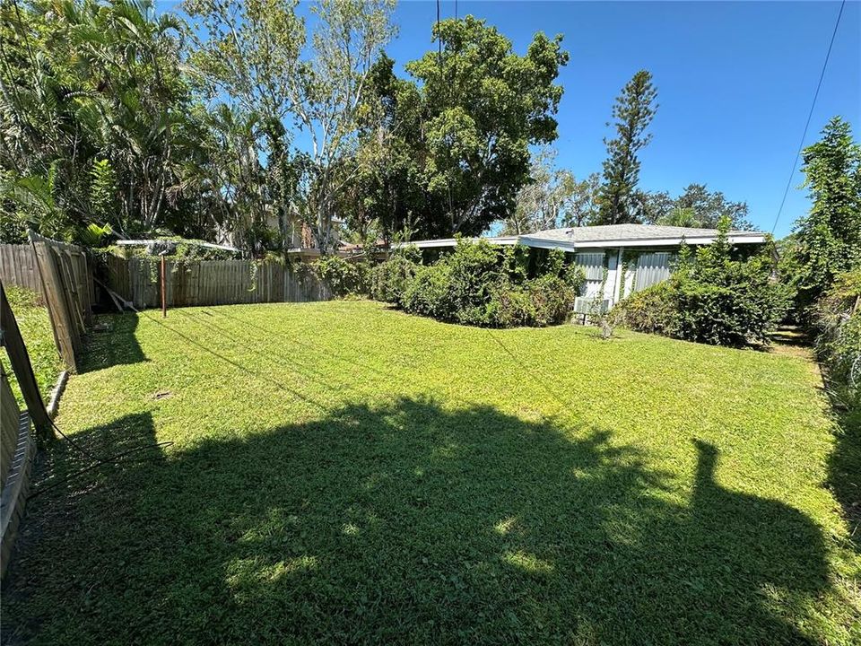 Под контрактом: $150,000 (2 спален, 1 ванн, 728 Квадратных фут)