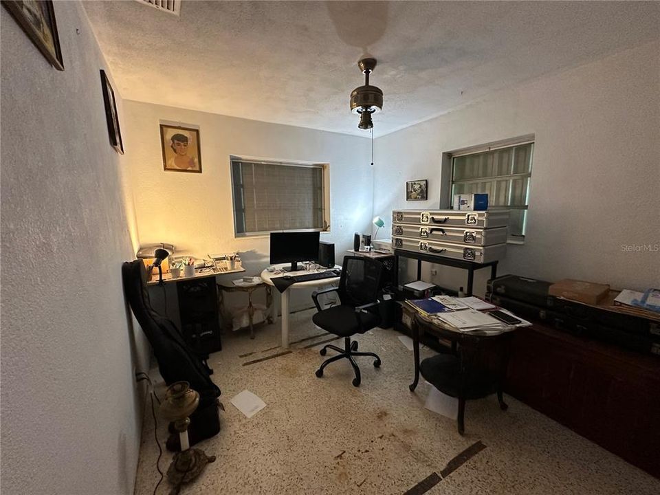 Под контрактом: $150,000 (2 спален, 1 ванн, 728 Квадратных фут)