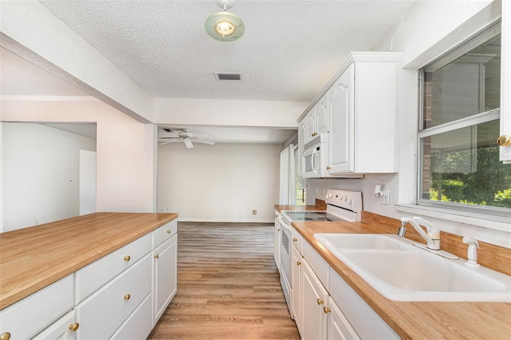 Active With Contract: $285,000 (3 beds, 2 baths, 1556 Square Feet)