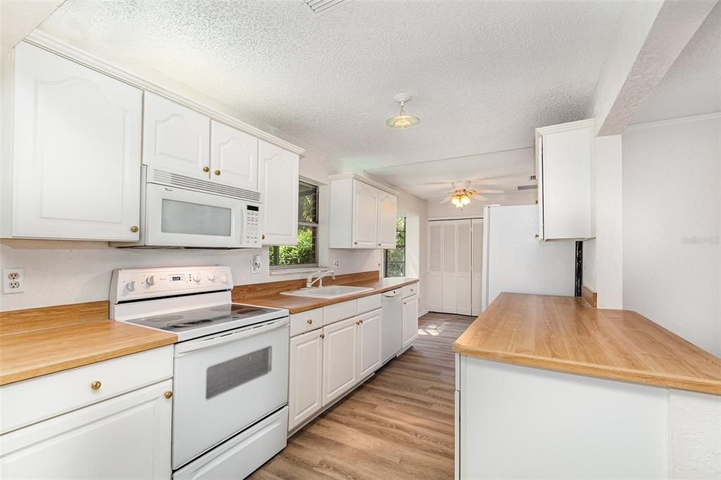 Active With Contract: $285,000 (3 beds, 2 baths, 1556 Square Feet)