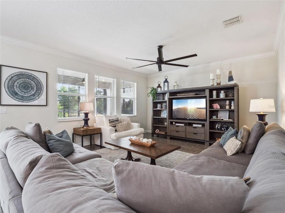 Activo con contrato: $1,045,000 (4 camas, 2 baños, 2817 Pies cuadrados)