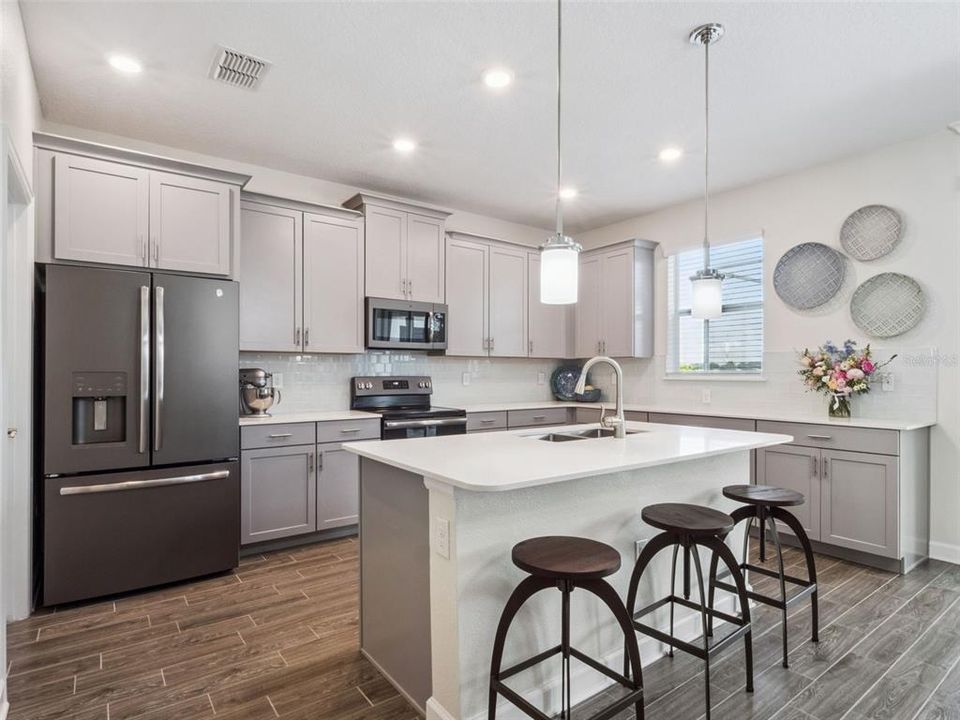 Activo con contrato: $1,045,000 (4 camas, 2 baños, 2817 Pies cuadrados)