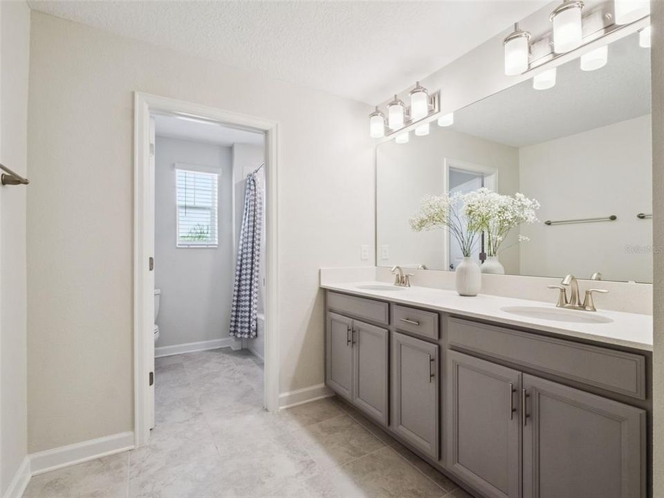 Activo con contrato: $1,045,000 (4 camas, 2 baños, 2817 Pies cuadrados)