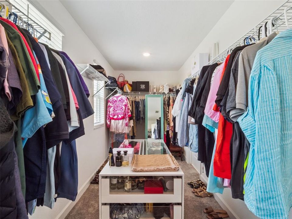 Activo con contrato: $1,045,000 (4 camas, 2 baños, 2817 Pies cuadrados)