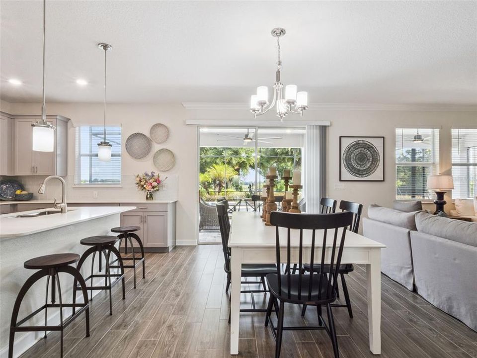 Activo con contrato: $1,045,000 (4 camas, 2 baños, 2817 Pies cuadrados)