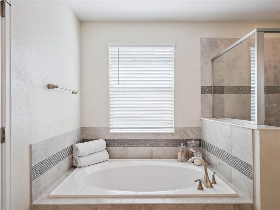 Activo con contrato: $1,045,000 (4 camas, 2 baños, 2817 Pies cuadrados)