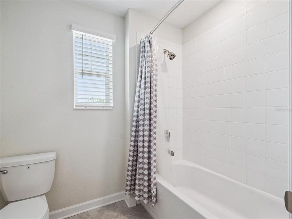 Activo con contrato: $1,045,000 (4 camas, 2 baños, 2817 Pies cuadrados)