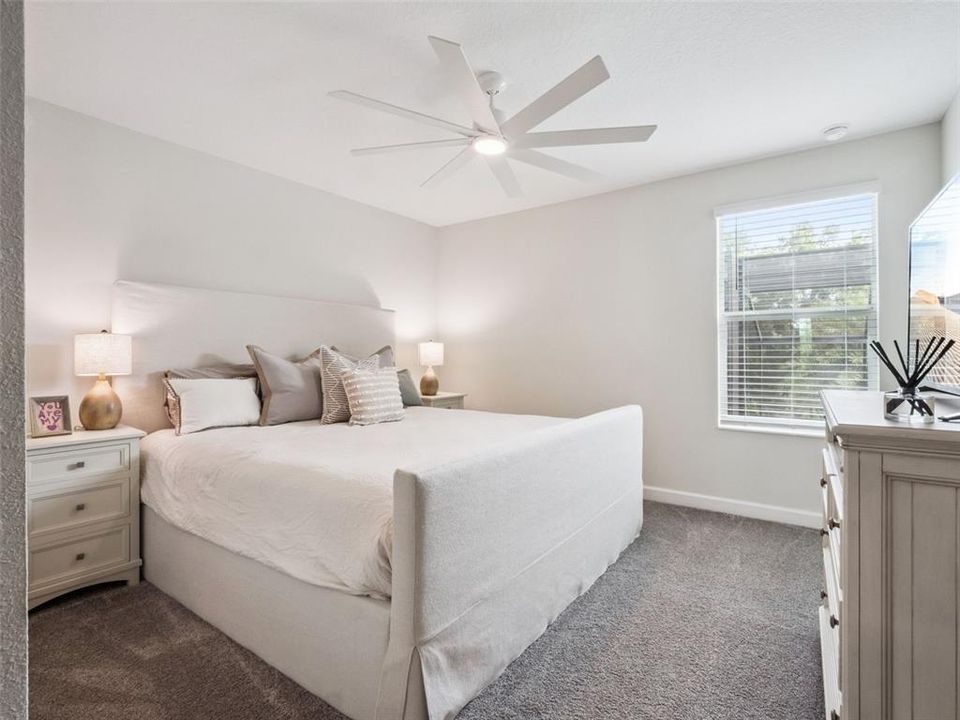 Activo con contrato: $1,045,000 (4 camas, 2 baños, 2817 Pies cuadrados)