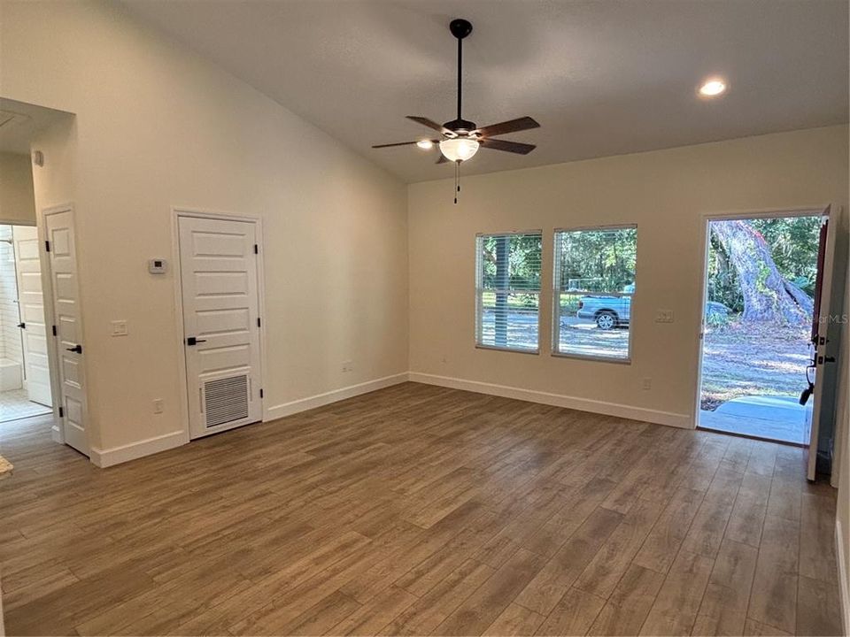 En Venta: $318,000 (3 camas, 2 baños, 1241 Pies cuadrados)