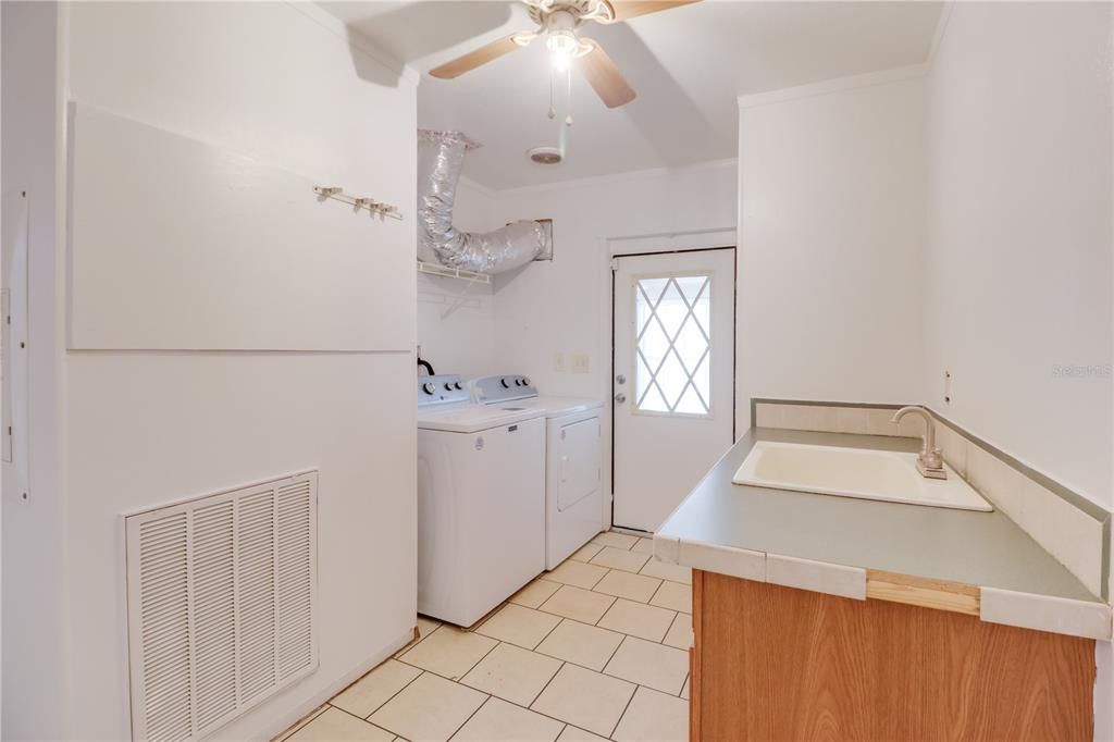 For Rent: $2,400 (3 beds, 2 baths, 1768 Square Feet)