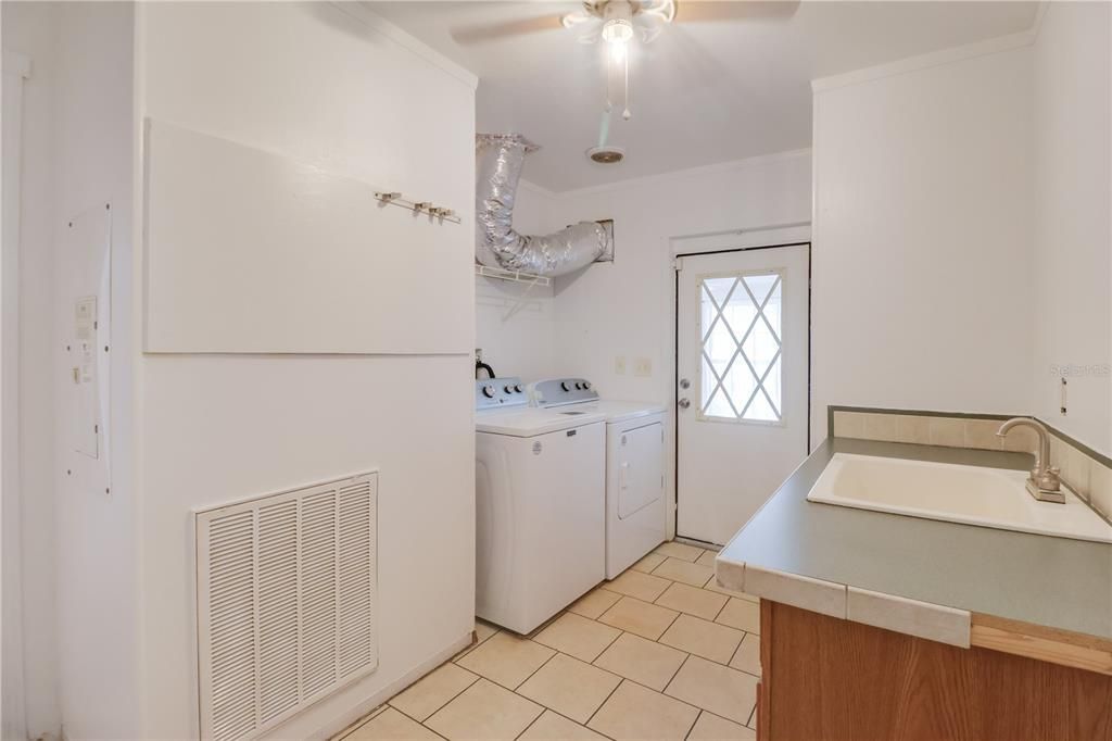 For Rent: $2,400 (3 beds, 2 baths, 1768 Square Feet)