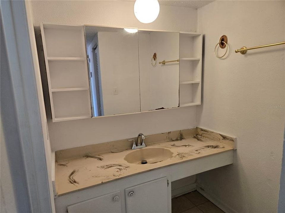 На продажу: $79,900 (1 спален, 1 ванн, 876 Квадратных фут)