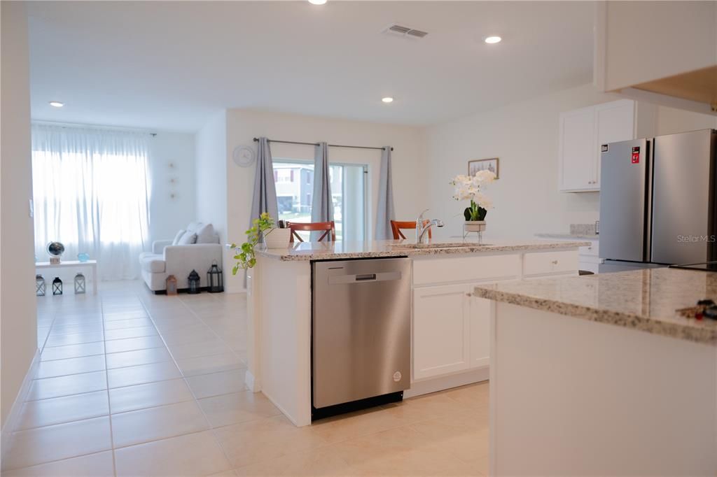 На продажу: $355,000 (4 спален, 2 ванн, 1830 Квадратных фут)