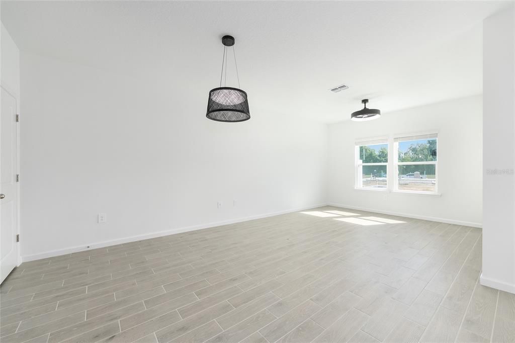Active With Contract: $1,700 (3 beds, 2 baths, 1782 Square Feet)
