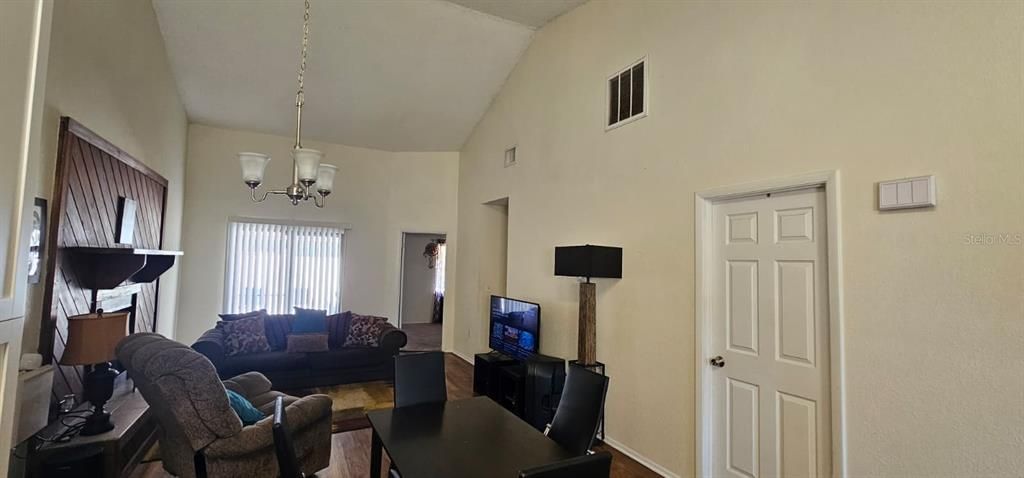 Под контрактом: $199,900 (2 спален, 1 ванн, 904 Квадратных фут)