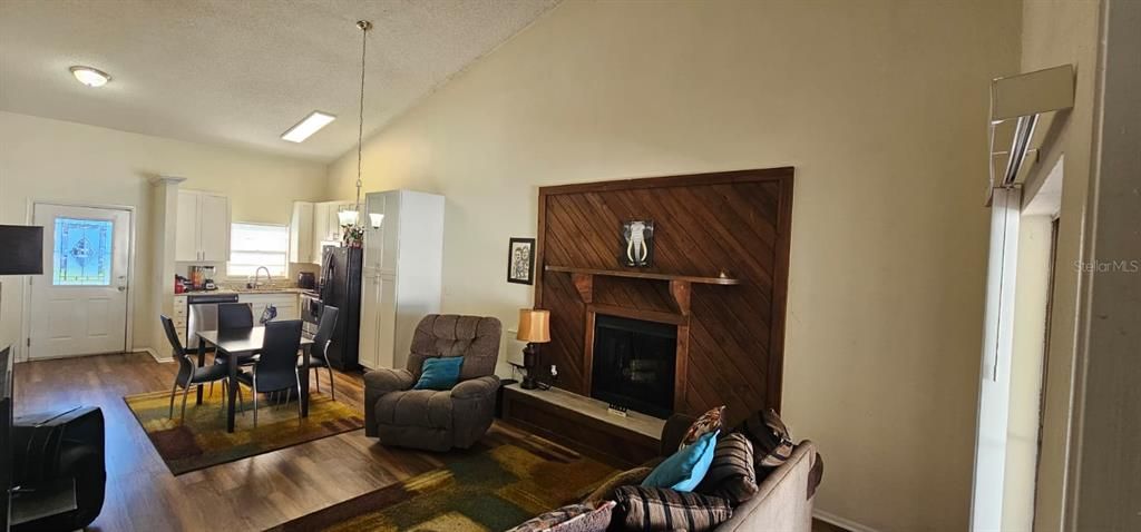 Под контрактом: $199,900 (2 спален, 1 ванн, 904 Квадратных фут)