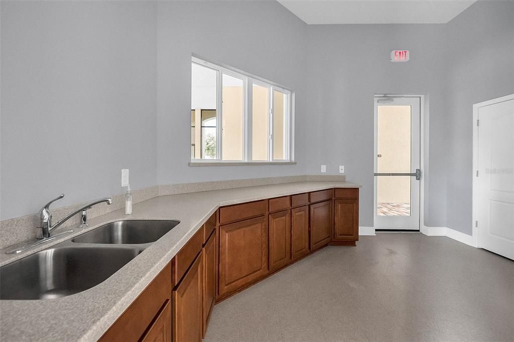 Active With Contract: $1,690,000 (6 beds, 6 baths, 5006 Square Feet)