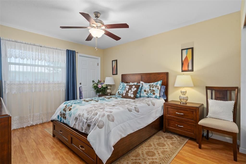 Active With Contract: $159,900 (2 beds, 2 baths, 870 Square Feet)