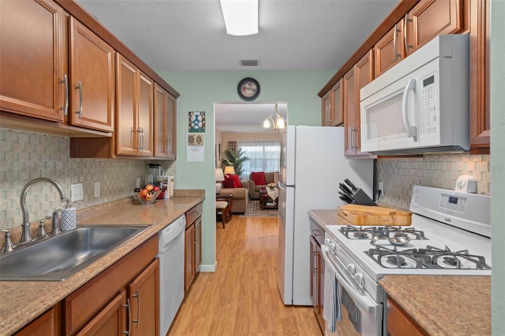 Active With Contract: $159,900 (2 beds, 2 baths, 870 Square Feet)