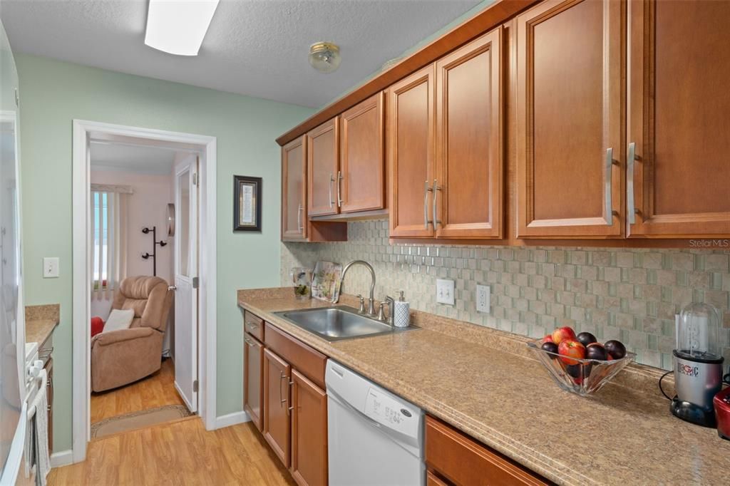 Active With Contract: $159,900 (2 beds, 2 baths, 870 Square Feet)