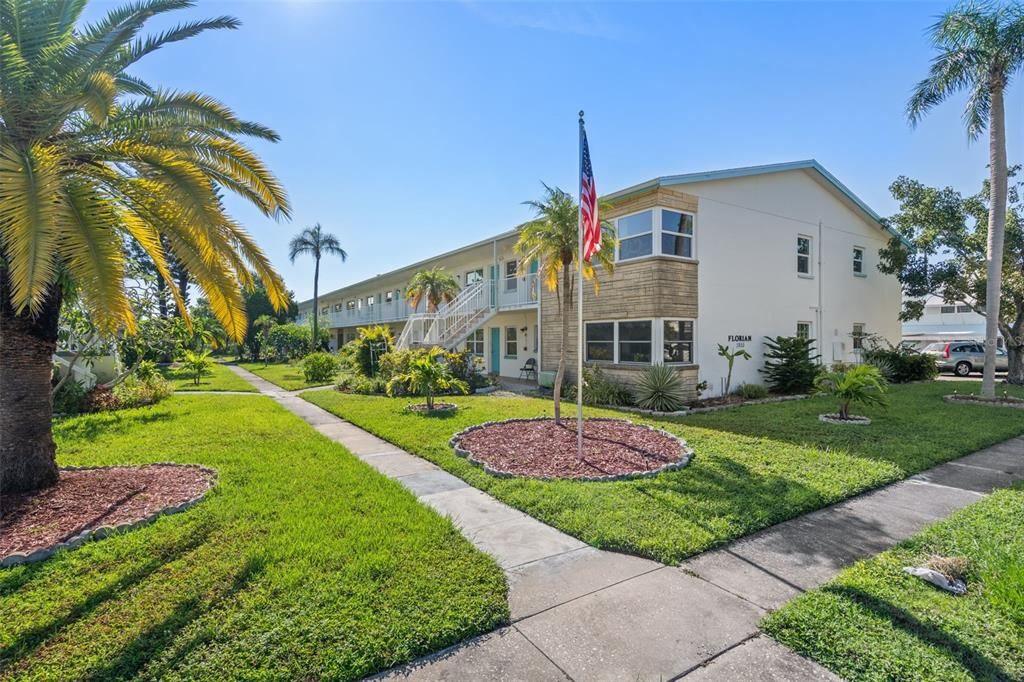 Active With Contract: $159,900 (2 beds, 2 baths, 870 Square Feet)