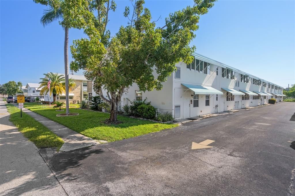 Active With Contract: $159,900 (2 beds, 2 baths, 870 Square Feet)