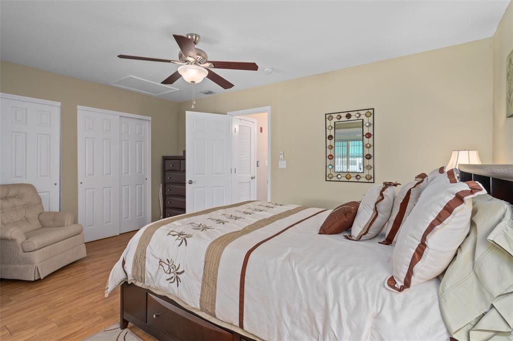 Active With Contract: $159,900 (2 beds, 2 baths, 870 Square Feet)